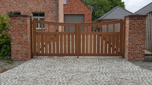 Afrormosia houten draaipoort geplaatst door schrijnwerker Bongaerts D. in Meeuwen