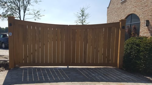 Afrormosia houten draaipoort geplaatst door schrijnwerker Bongaerts D. in Hamont