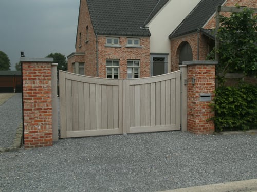 Iroko houten draaipoort geplaatst door schrijnwerker Bongaerts D. in Beek