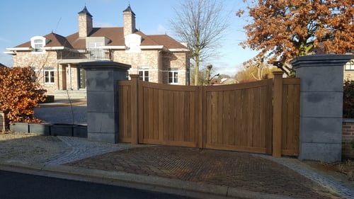 Afrormosia houten draaipoort geplaatst door schrijnwerker Bongaerts D. in Lommel