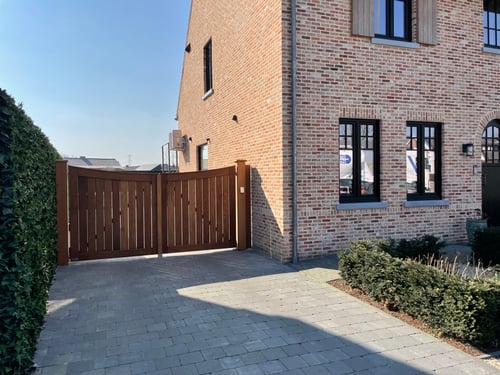 Afrormosia houten draaipoort geplaatst door schrijnwerker Bongaerts D. in Peer