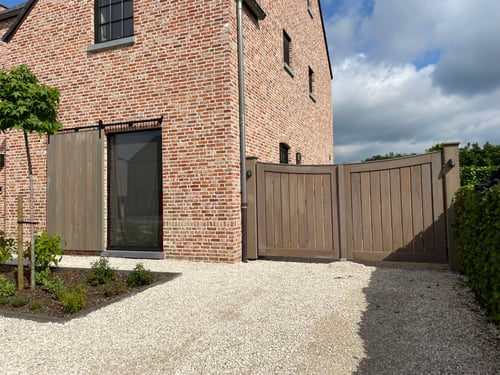 Afrormosia houten draaipoort geplaatst door schrijnwerker Bongaerts D. in Beringen