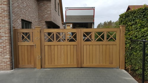 Iroko houten draaipoort geplaatst door schrijnwerker Bongaerts D. in Sint-Truiden