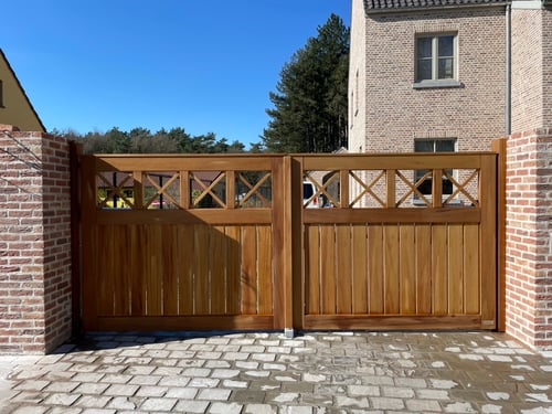 Afrormosia houten draaipoort geplaatst door schrijnwerker Bongaerts D. in Wellen