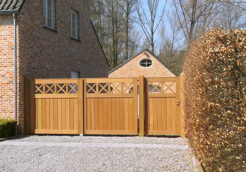 Afrormosia houten draaipoort geplaatst door schrijnwerker Bongaerts D. in Oudsbergen