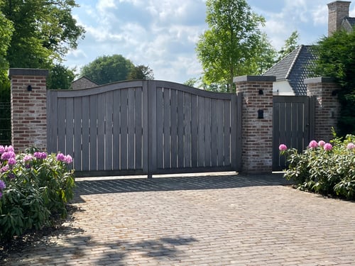 Iroko houten draaipoort geplaatst door schrijnwerker Bongaerts D. in Borgloon