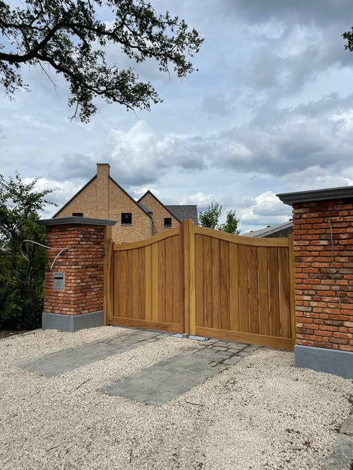 Afrormosia houten draaipoort geplaatst door schrijnwerker Bongaerts D. in T'Hasselt