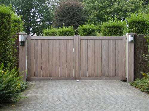 Afrormosia houten draaipoort geplaatst door schrijnwerker Bongaerts D. in Vosterd