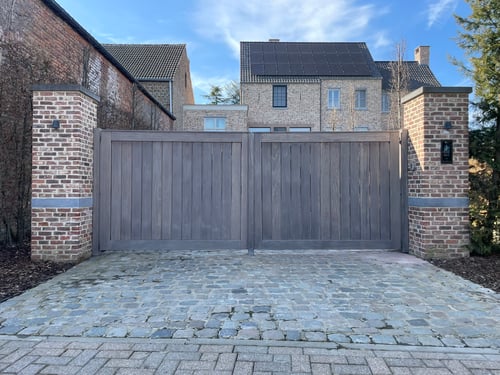 Afrormosia houten draaipoort geplaatst door schrijnwerker Bongaerts D. in Tongeren