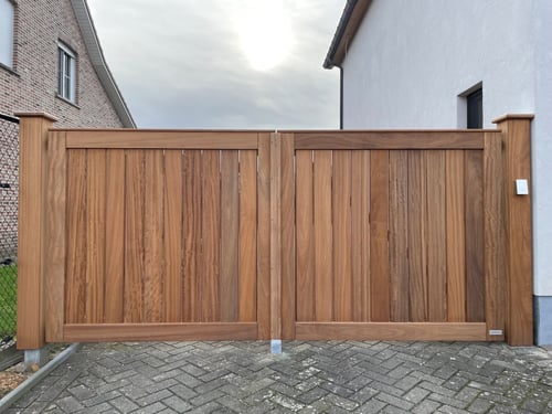 Afrormosia houten draaipoort geplaatst door schrijnwerker Bongaerts D. in Geistingen