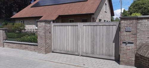 Afrormosia houten draaipoort geplaatst door schrijnwerker Bongaerts D. in Bree