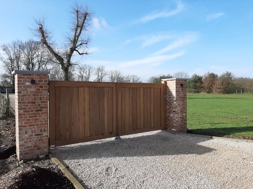 Afrormosia houten draaipoort geplaatst door schrijnwerker Bongaerts D. in Hechtel