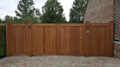 Afrormosia houten draaipoort geplaatst door schrijnwerker Bongaerts D. in Zonhoven