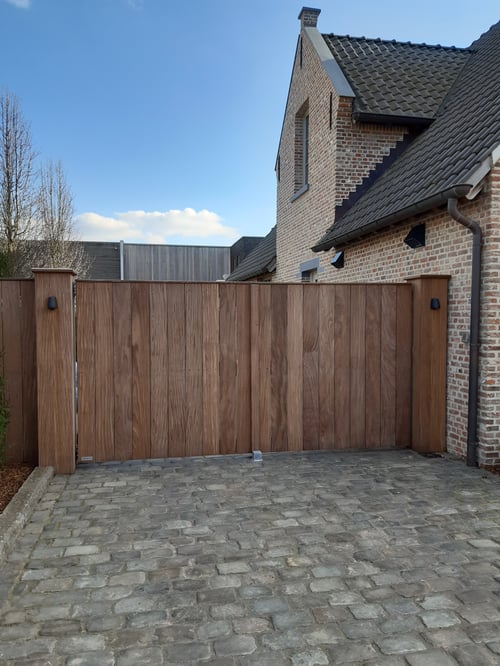 Afrormosia houten draaipoort geplaatst door schrijnwerker Bongaerts D. in Bree