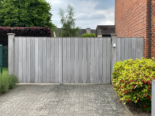 Iroko houten draaipoort geplaatst door schrijnwerker Bongaerts D. in Opitter