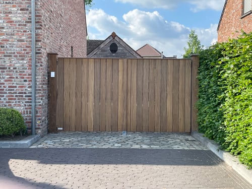 Afrormosia houten draaipoort geplaatst door schrijnwerker Bongaerts D. in Peer