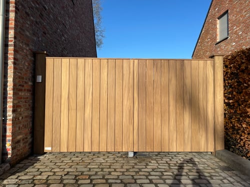 Afrormosia houten draaipoort geplaatst door schrijnwerker Bongaerts D. in Peer