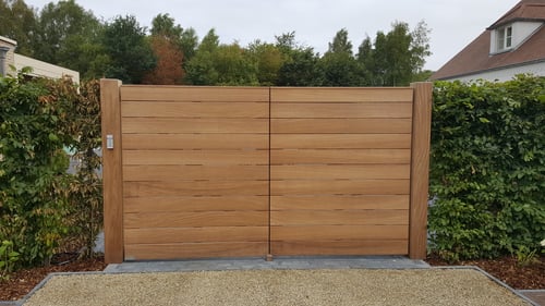 Afrormosia houten draaipoort geplaatst door schrijnwerker Bongaerts D. in Zonhoven