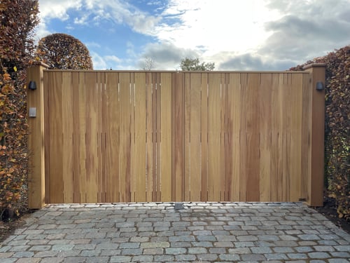 Iroko houten draaipoort geplaatst door schrijnwerker Bongaerts D. in Reppel