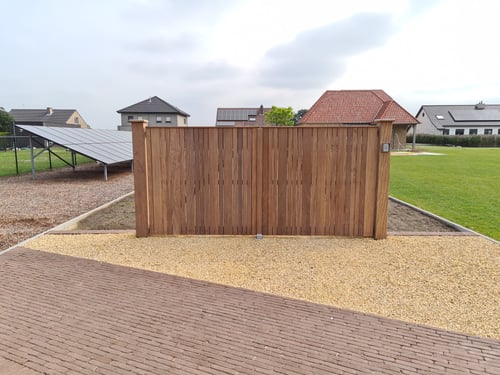 Afrormosia houten draaipoort geplaatst door schrijnwerker Bongaerts D. in Opitter