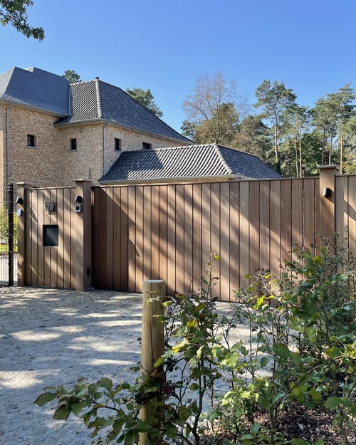 Iroko houten schuifpoort geplaatst door schrijnwerker Bongaerts D. in Opglabbeek