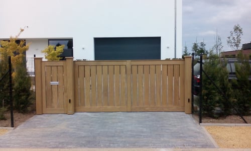 Afrormosia houten schuifpoort geplaatst door schrijnwerker Bongaerts D. in Tongeren