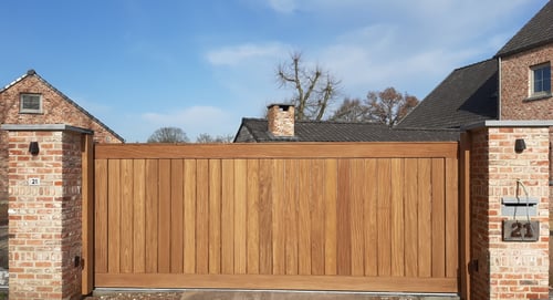 Afrormosia houten schuifpoort geplaatst door schrijnwerker Bongaerts D. in Hechtel