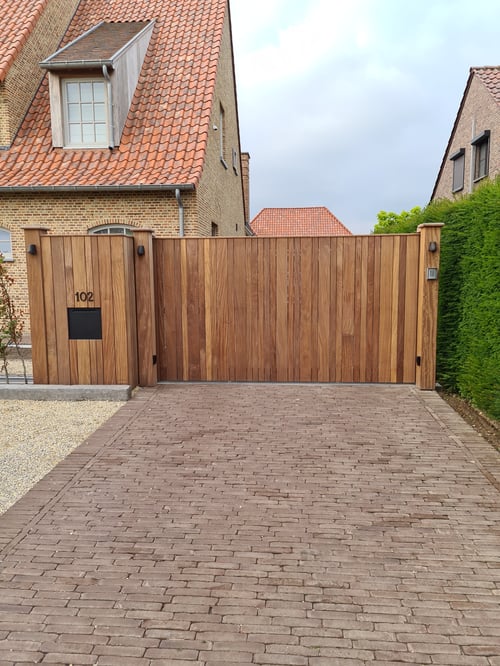 Afrormosia houten schuifpoort geplaatst door schrijnwerker Bongaerts D. in Opitter