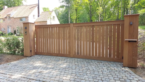 Afrormosia houten schuifpoort geplaatst door schrijnwerker Bongaerts D. in Aarschot