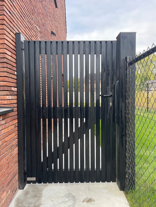 Padouk houten zijdelingse tuinpoort geplaatst door schrijnwerker Bongaerts D. in Leuven