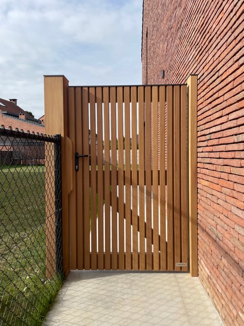 Iroko houten zijdelingse tuinpoort geplaatst door schrijnwerker Bongaerts D. in Leuven