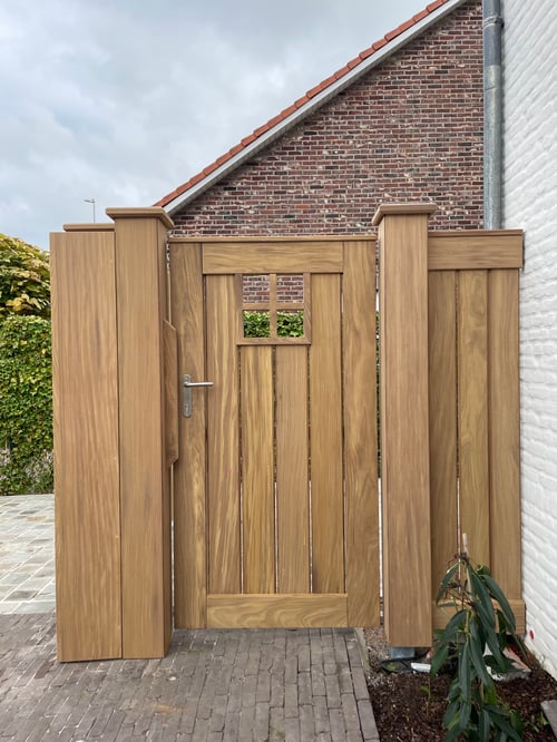 Afrormosia houten zijdelingse tuinpoort geplaatst door schrijnwerker Bongaerts D. in Waterloos