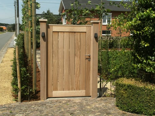 Iroko houten zijdelingse tuinpoort geplaatst door schrijnwerker Bongaerts D. in Voorshoven
