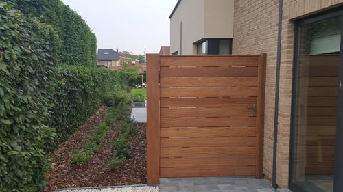 Afrormosia houten zijdelingse tuinpoort geplaatst door schrijnwerker Bongaerts D. in Wellen