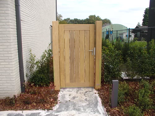 Afrormosia houten zijdelingse tuinpoort geplaatst door schrijnwerker Bongaerts D. in Zoutleeuw