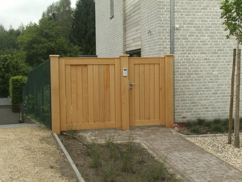 Afrormosia houten zijdelingse tuinpoort geplaatst door schrijnwerker Bongaerts D. in Helchteren