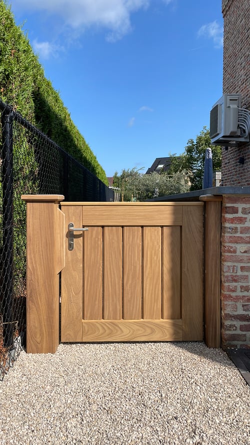 Afrormosia houten zijdelingse tuinpoort geplaatst door schrijnwerker Bongaerts D. in Geistingen