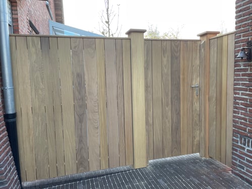 Afrormosia houten zijdelingse tuinpoort geplaatst door schrijnwerker Bongaerts D. in Leopolsburg