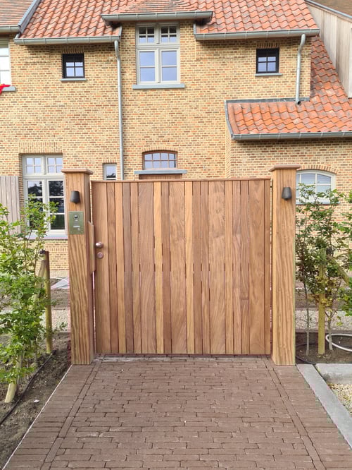 Afrormosia houten zijdelingse tuinpoort geplaatst door schrijnwerker Bongaerts D. in Opitter