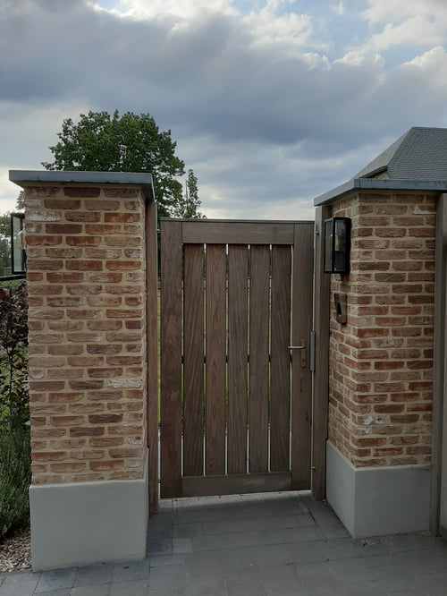 Afrormosia houten zijdelingse tuinpoort geplaatst door schrijnwerker Bongaerts D. in Gruitrode