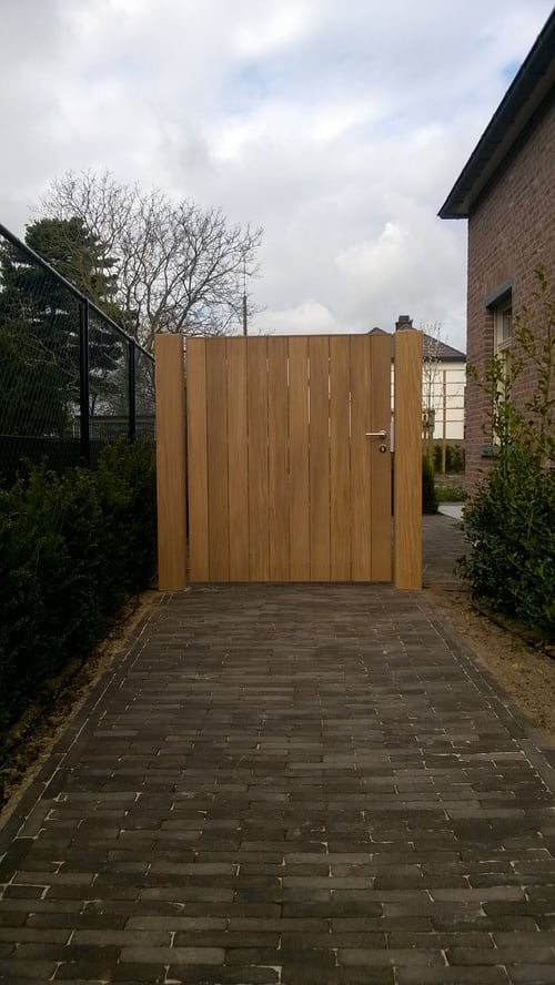 Afrormosia houten zijdelingse tuinpoort geplaatst door schrijnwerker Bongaerts D. in Kessel-lo