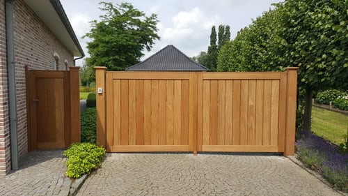 Afrormosia houten zijdelingse tuinpoort geplaatst door schrijnwerker Bongaerts D. in Voorshoven