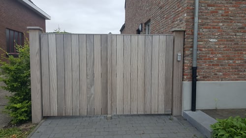 Padouk houten zijdelingse tuinpoort geplaatst door schrijnwerker Bongaerts D. in Aarschot