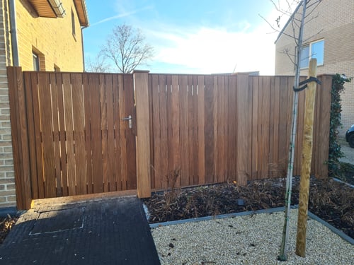 Afrormosia houten zijdelingse tuinpoort geplaatst door schrijnwerker Bongaerts D. in Genk