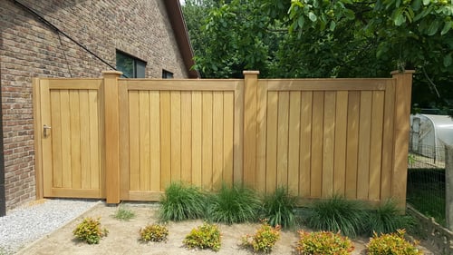 Afrormosia houten zijdelingse tuinpoort geplaatst door schrijnwerker Bongaerts D. in Opitter