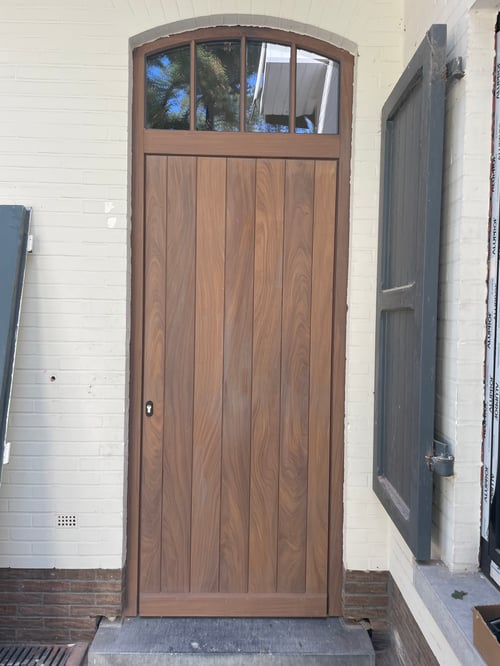 Afrormosia houten buitendeur geplaatst door schrijnwerker Bongaerts D. in Keerbergen