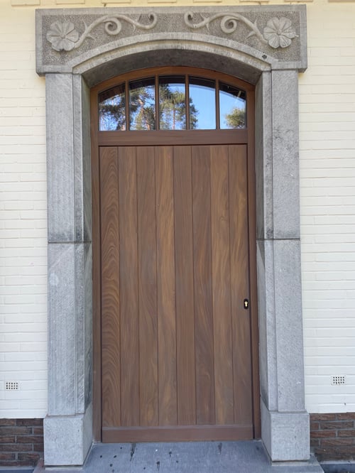 Afrormosia houten buitendeur geplaatst door schrijnwerker Bongaerts D. in Keerbergen