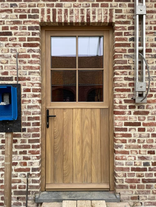 Afrormosia houten buitendeur geplaatst door schrijnwerker Bongaerts D. in Bree