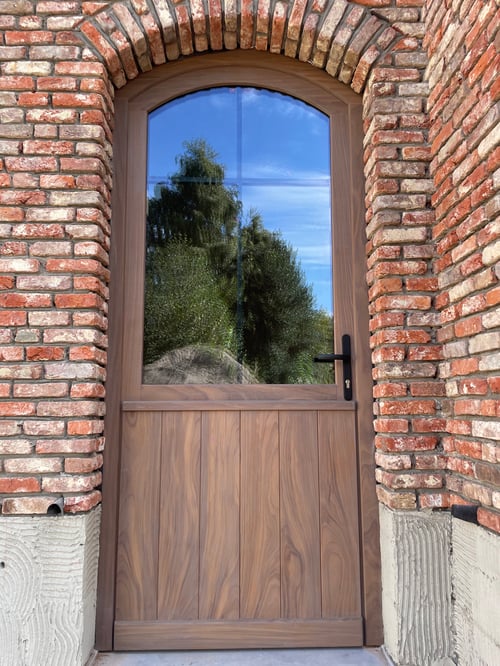 Afrormosia houten buitendeur geplaatst door schrijnwerker Bongaerts D. in Hechtel-Eksel