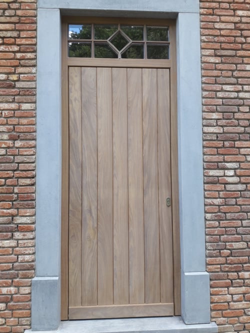 Afrormosia houten buitendeur geplaatst door schrijnwerker Bongaerts D. in Maaseik